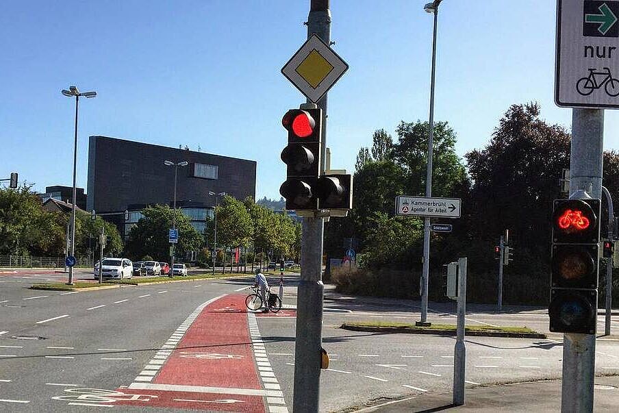 Ulmer Str. geradeaus von West nach Ost über die Schützenstr.