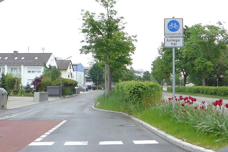 V1 als Fahrradstraße neben der Kfz-Straße